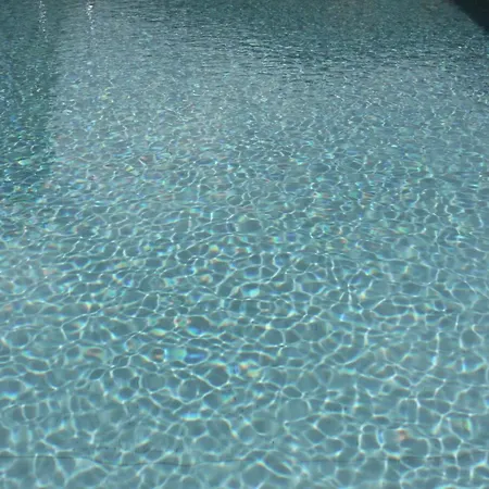 Attic With Pool نيسّو